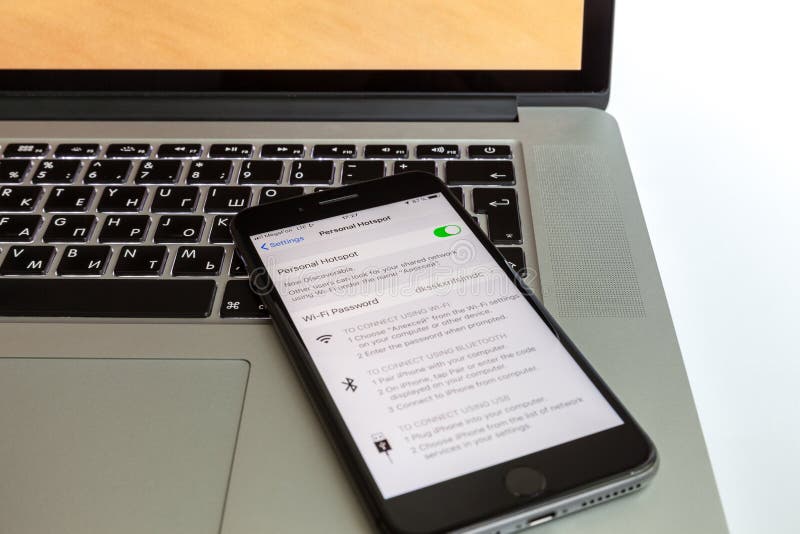 莫斯科/俄罗斯- 2019年7月10日:黑iPhone MacBook键盘的8个加号基于 调制解调器在屏幕上使能 库存图片 莫斯科/俄罗斯- 2019年7月10日:黑iPhone MacBook键盘的8个加号基于 调制解调器在屏幕上使能 库存图片