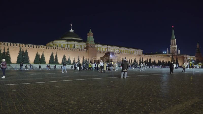 莫斯科2023年10月13日 : 人们在晚上散步