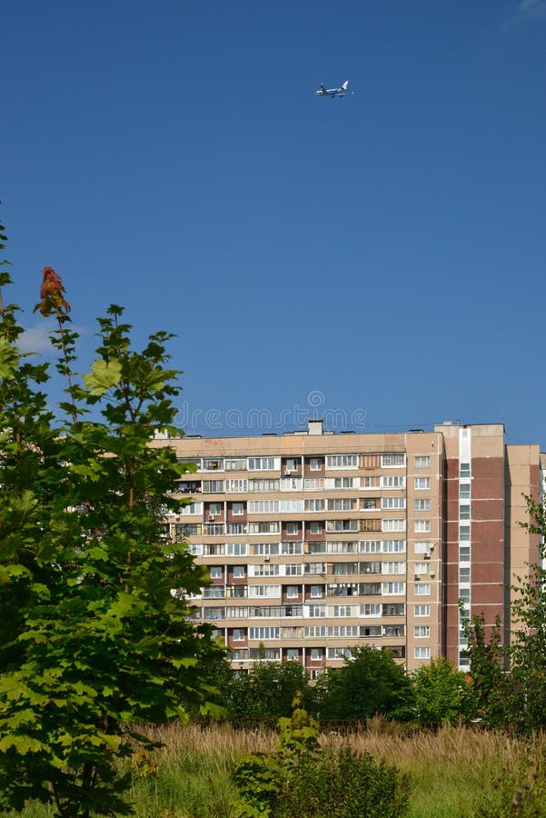 莫斯科现代多层住宅楼被俄罗斯树木包围 图库摄影