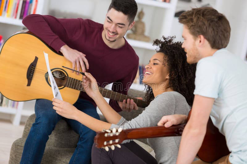 年轻人愉快地排练音乐 免版税图库摄影