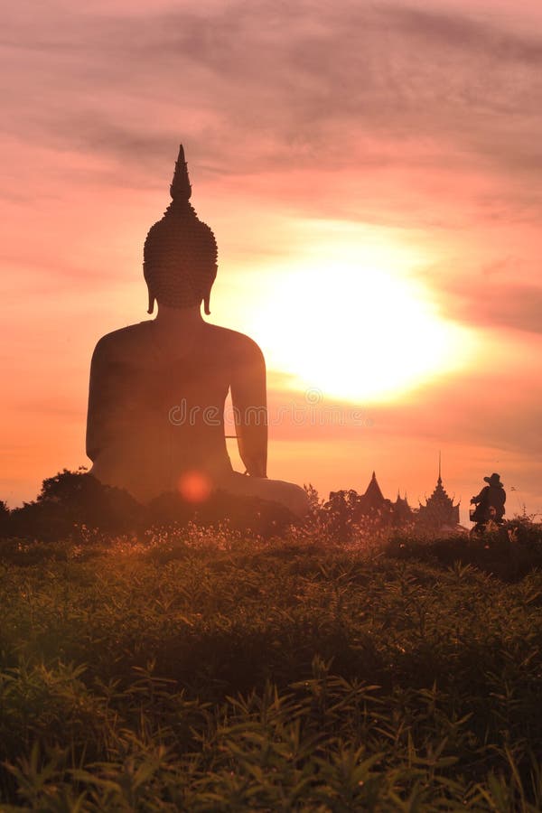 菩萨大雕象早晨光的在Wat Muang, Angthong,泰国 库存图片 菩萨大雕象早晨光的在Wat Muang, Angthong,泰国 库存图片
