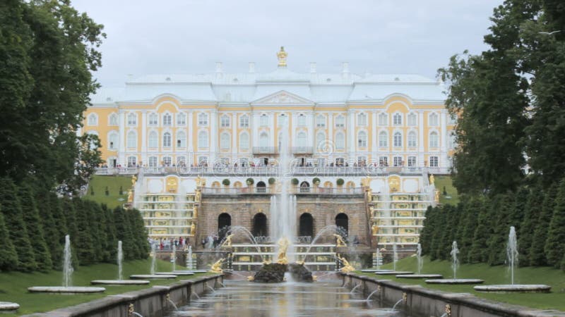 著名大喷泉和狮子喷泉Peterhof，圣彼得堡，俄罗斯