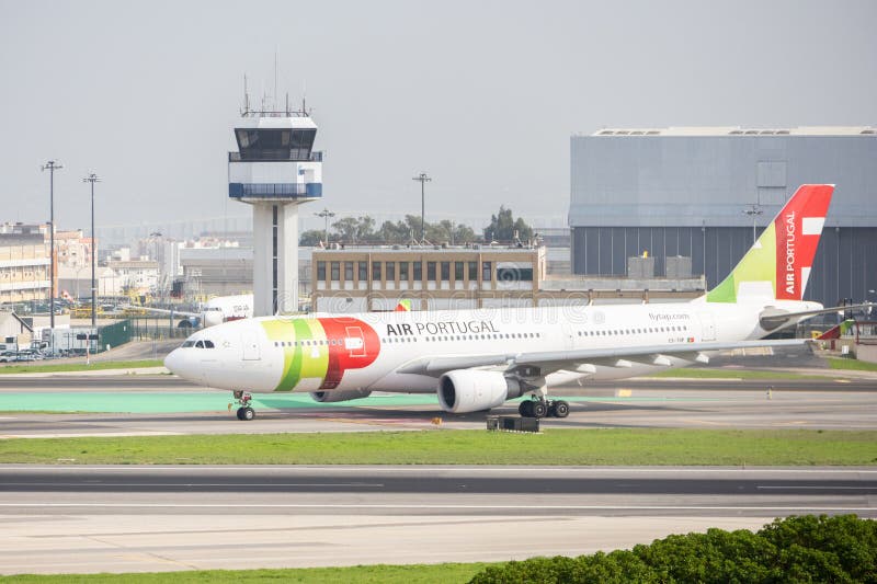 葡萄牙空客a330在里斯本机场滑行 免版税库存照片