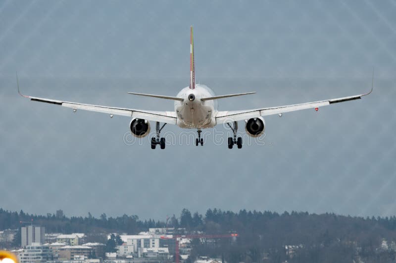 葡萄牙空客a320214客机在瑞士苏黎世 免版税库存照片