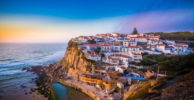 葡萄牙辛特拉Plage das Azenhas do Mar Colares高角摄影 免版税库存图片
