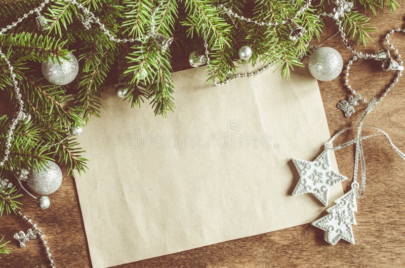葡萄酒与xmas装饰的圣诞节背景 在木板的空白的明信片 选择聚焦,文本的空间 库存图片 葡萄酒与xmas装饰的圣诞节背景 在木板的空白的明信片 选择聚焦,文本的空间 库存图片