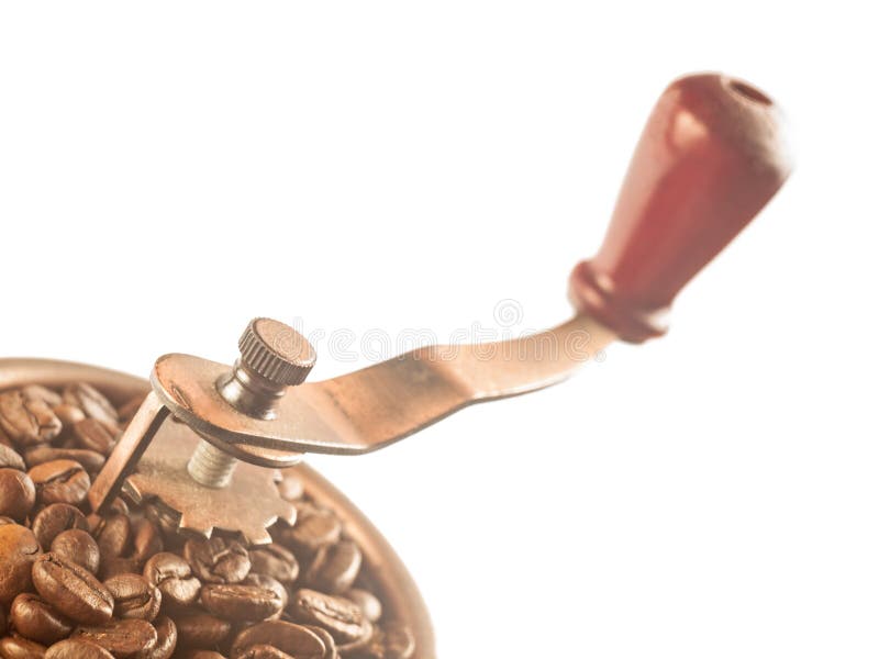 葡萄酒手工研磨机用在白色背景隔绝的咖啡豆 免版税库存照片