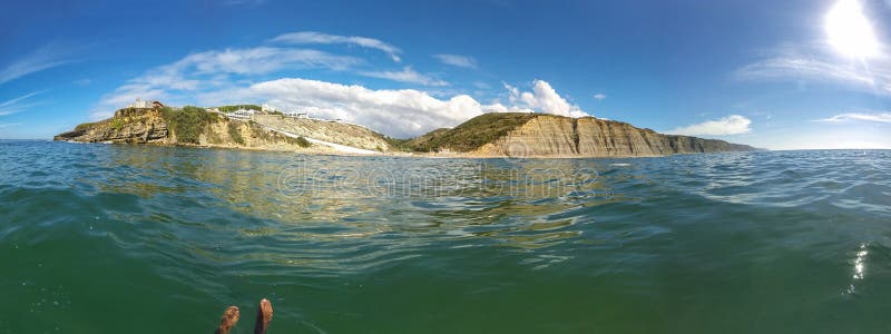 蓝天下海岸的落山全景 免版税图库摄影 蓝天下海岸的落山全景 免版税图库摄影