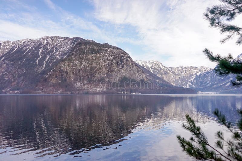 蓝天清湖、前景模糊树的冬季雪山山谷风景 复制空间的区域 在哈尔拍摄 免版税库存照片 蓝天清湖、前景模糊树的冬季雪山山谷风景 复制空间的区域 在哈尔拍摄 免版税库存照片