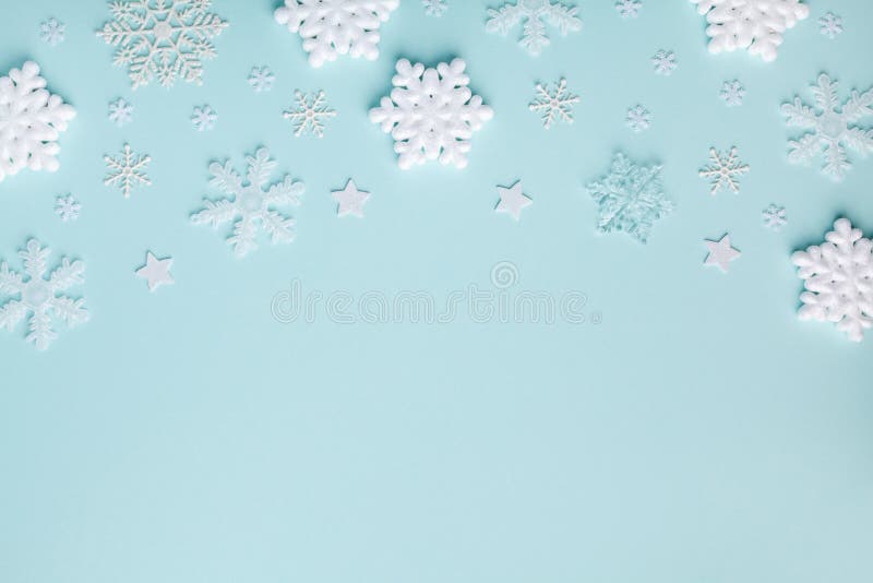 蓝绿色柔和背景上的白色装饰雪花 圣诞或新年贺卡顶视图 极简平铺 免版税库存图片 蓝绿色柔和背景上的白色装饰雪花 圣诞或新年贺卡顶视图 极简平铺 免版税库存图片