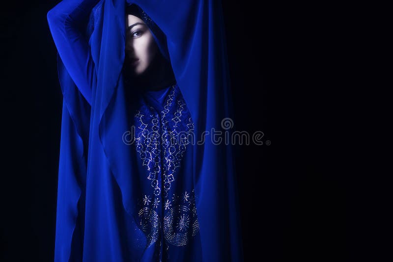 蓝色hijab的，黑眼睛阿拉伯女孩