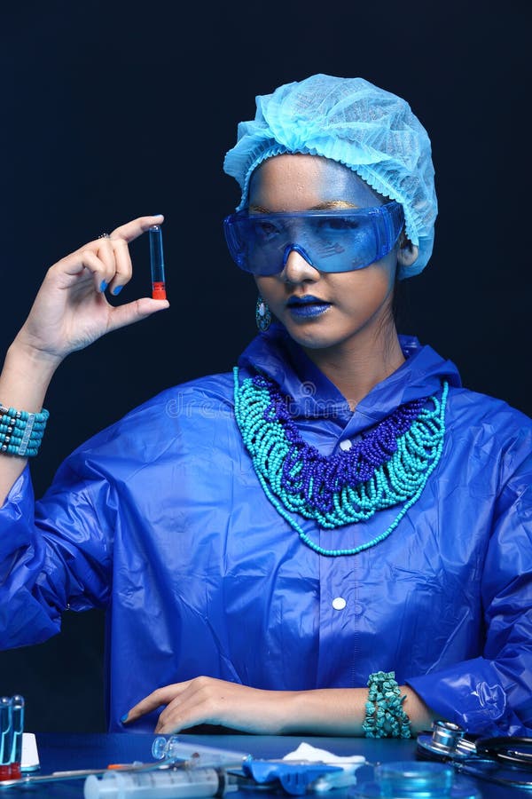 蓝色口气时尚科学家在有工具的l暗室实验室