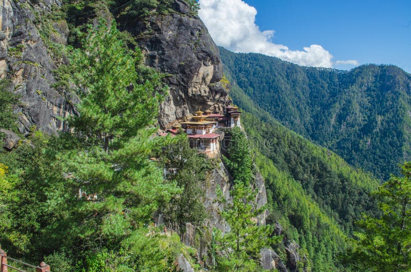 不丹帕罗悬崖上的古佛寺,俗称虎窝库存照片. 图片包括有通过 不丹帕罗悬崖上的古佛寺,俗称虎窝库存照片. 图片包括有通过