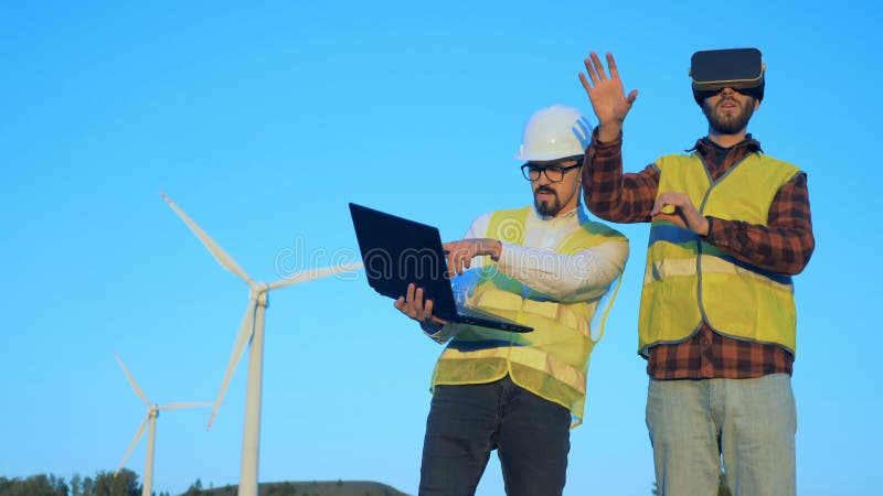 虚拟现实玻璃的能学工程师由在风车附近的另一位专家驾驶