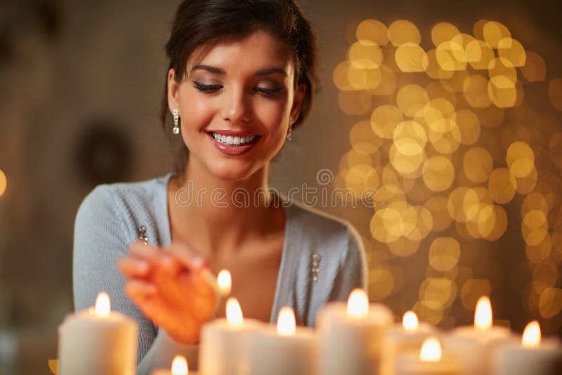 蜡烛壁炉的圣诞灯.