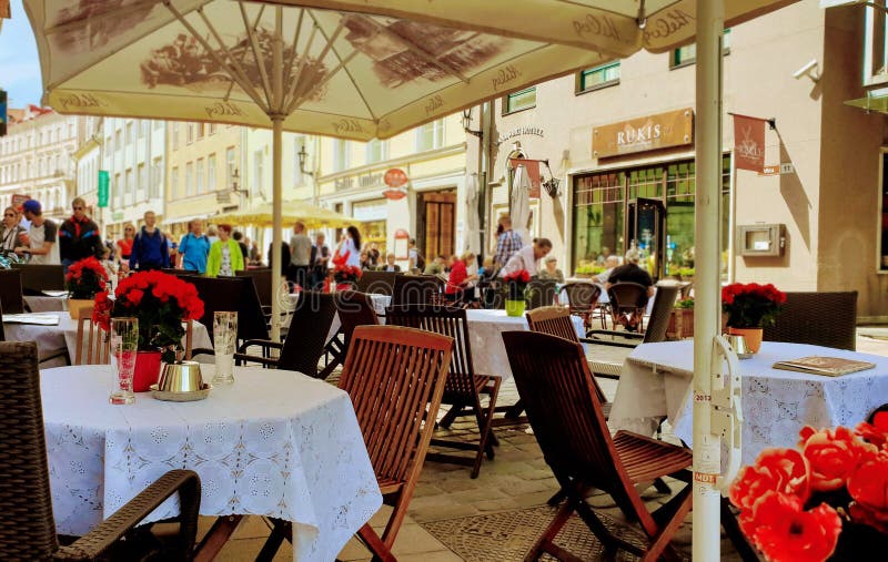 街道咖啡馆与咖啡的表椅子花城市生活方式夏日在塔林旅行和旅游业奥尔德敦对Est