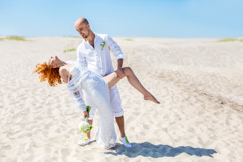 衣物夫妇日愉快的葡萄酒婚礼 耦合愉快的爱年轻人 海滩新娘新郎热带婚礼 库存照片 衣物夫妇日愉快的葡萄酒婚礼 耦合愉快的爱年轻人 海滩新娘新郎热带婚礼 库存照片