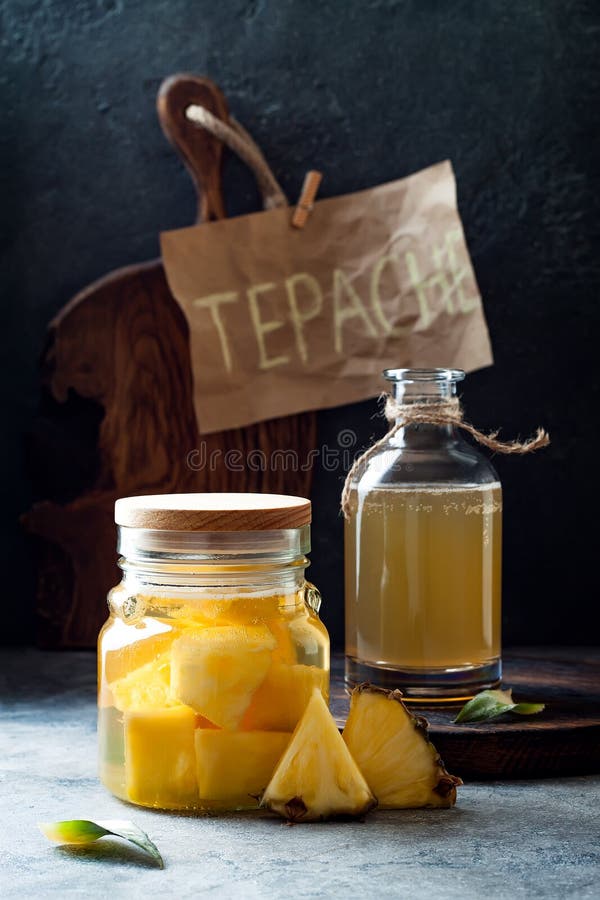 被发酵的墨西哥菠萝Tepache 自创未加工的kombucha茶用菠萝 健康自然前生命期的调味的饮料 库存照片 被发酵的墨西哥菠萝Tepache 自创未加工的kombucha茶用菠萝 健康自然前生命期的调味的饮料 库存照片