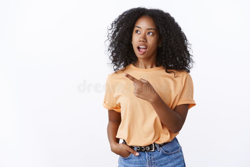 被吸引的好奇可爱的聪明的非裔美国人的女孩问问题在观光的intetested产品性能期间 库存照片 被吸引的好奇可爱的聪明的非裔美国人的女孩问问题在观光的intetested产品性能期间 库存照片