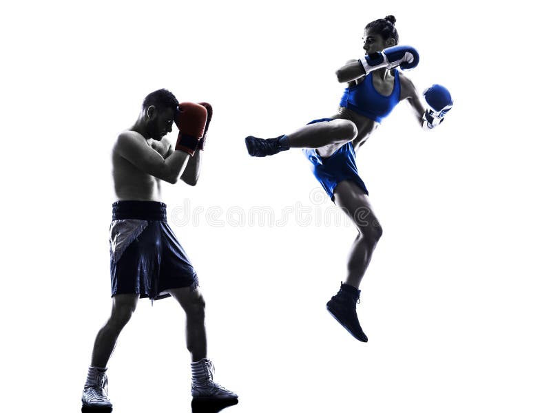 被隔绝的妇女拳击手拳击人kickboxing的剪影 图库摄影