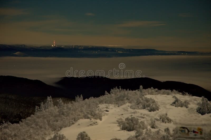 西尔维斯特夜间在远处的山脊上发射信号 库存照片