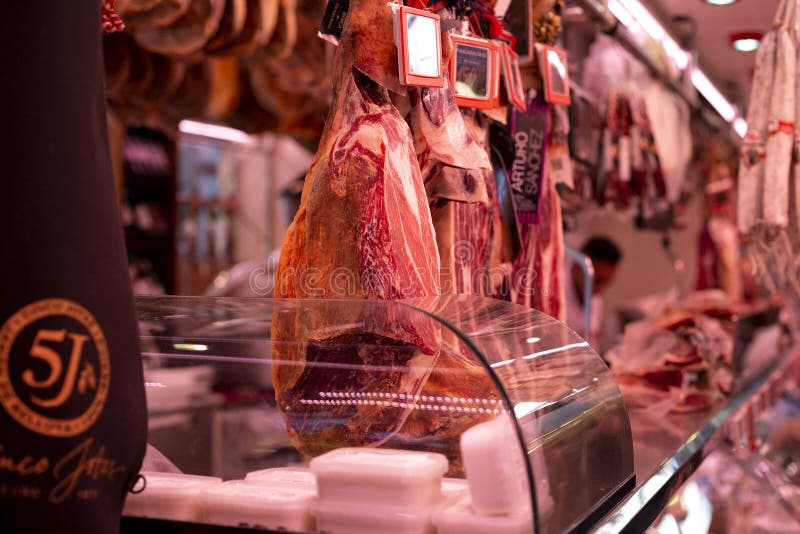 西班牙传统在著名市场上的iberico jamon优质肉在巴塞罗那,加泰罗尼亚,西班牙 2019年4月30日, 免版税库存图片 西班牙传统在著名市场上的iberico jamon优质肉在巴塞罗那,加泰罗尼亚,西班牙 2019年4月30日, 免版税库存图片