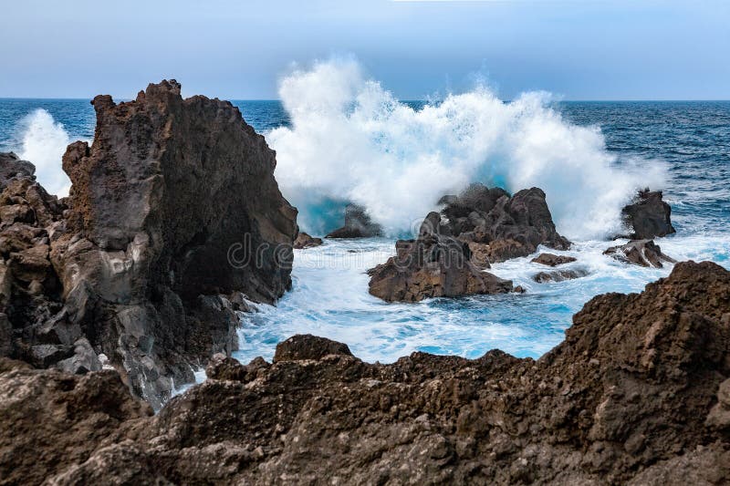 西班牙欧洲兰萨罗特加那利群岛火山悬崖上的海浪 免版税库存图片