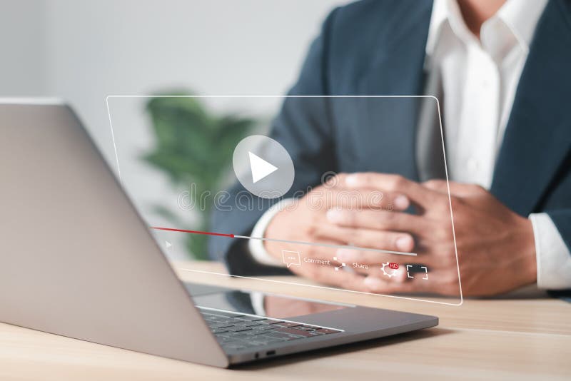 观看网上直播音乐会或教程的视频 免版税库存照片