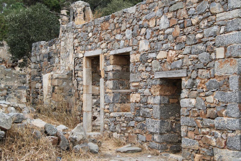 议院废墟,史宾纳隆加岛麻疯病患者殖民地堡垒, Elounda,克利特 免版税图库摄影 议院废墟,史宾纳隆加岛麻疯病患者殖民地堡垒, Elounda,克利特 免版税图库摄影