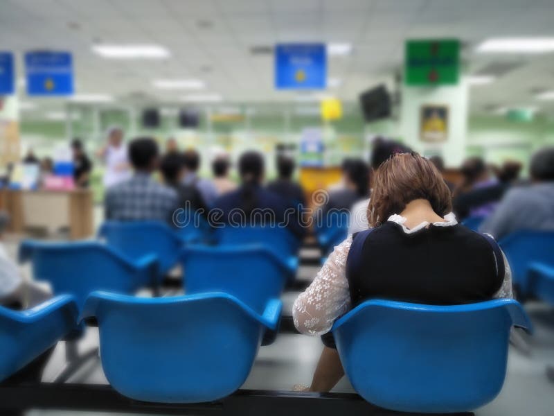 许多人民等待医疗和卫生业务对医院，等待治疗的患者在医院 库存图片
