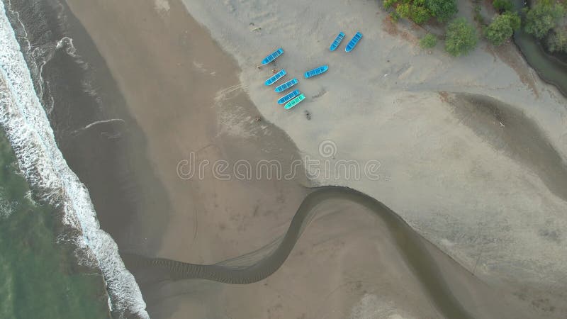 许多海滩上的蓝船