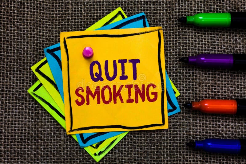 文字书写文本 戒烟。 商业概念，用于停止或停止使用烟草成瘾。 纸质笔记 重要 图库摄影