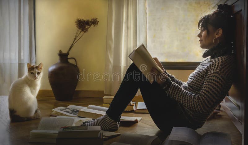读书的深色的妇女在地板 免版税库存图片 读书的深色的妇女在地板 免版税库存图片