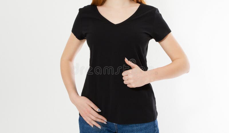 象标志的美好的红色头发女孩展示在一件黑T恤杉 俏丽的T恤杉嘲笑的微笑红色顶头妇女,空白 图库摄影 象标志的美好的红色头发女孩展示在一件黑T恤杉 俏丽的T恤杉嘲笑的微笑红色顶头妇女,空白 图库摄影