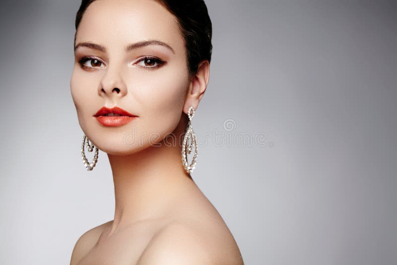 豪华时尚耳环的美丽的愉快的妇女 与brilliants的金刚石发光的首饰 性感的减速火箭的样式画象 免版税图库摄影 豪华时尚耳环的美丽的愉快的妇女 与brilliants的金刚石发光的首饰 性感的减速火箭的样式画象 免版税图库摄影