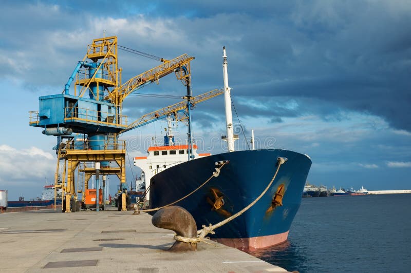 Ship moored down by the jetty, and a sort off combined crane and pump. Ship moored down by the jetty, and a sort off combined crane and pump.