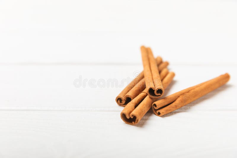 质地质的木背景中的肉桂条. 库存照片