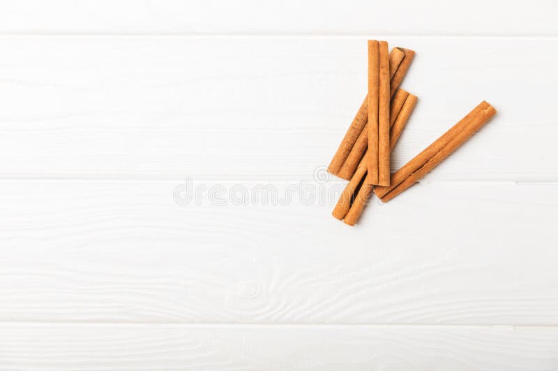 质地质的木背景中的肉桂条. 免版税图库摄影