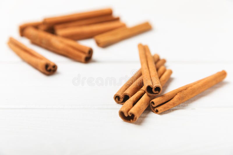 质地质的木背景中的肉桂条. 图库摄影