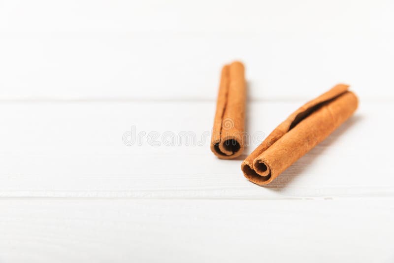 质地质的木背景中的肉桂条. 库存图片