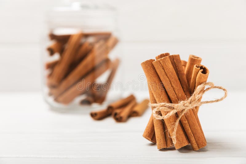 质地质的木背景中的肉桂条. 免版税库存图片