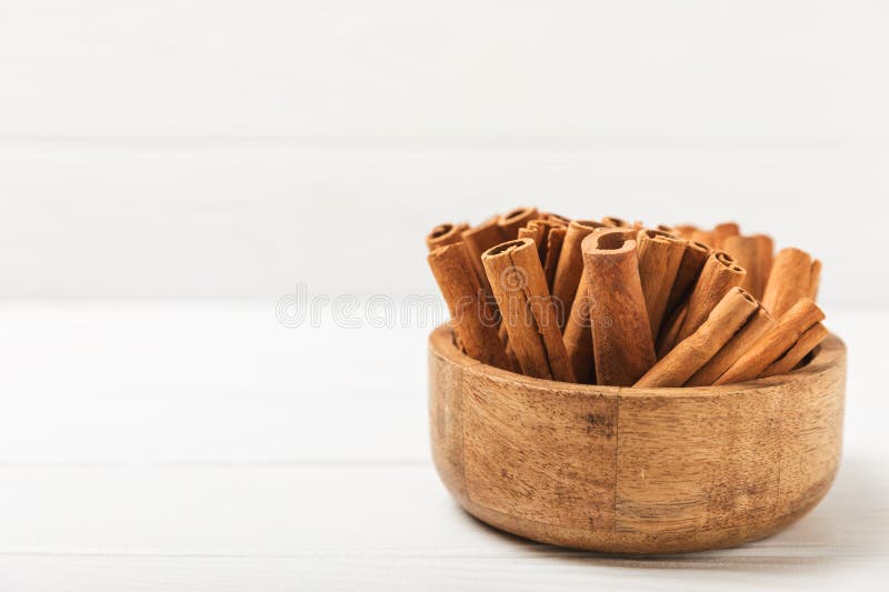 质地质的木背景中的肉桂条. 免版税库存图片