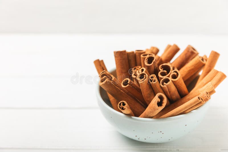 质地质的木背景中的肉桂条. 库存照片