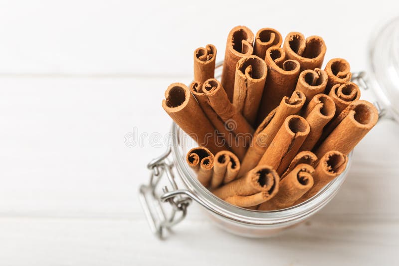 质地质的木背景中的肉桂条. 免版税库存图片