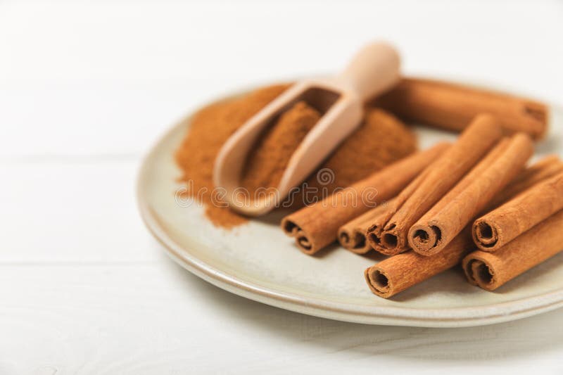 质地质的木背景中的肉桂条. 库存图片