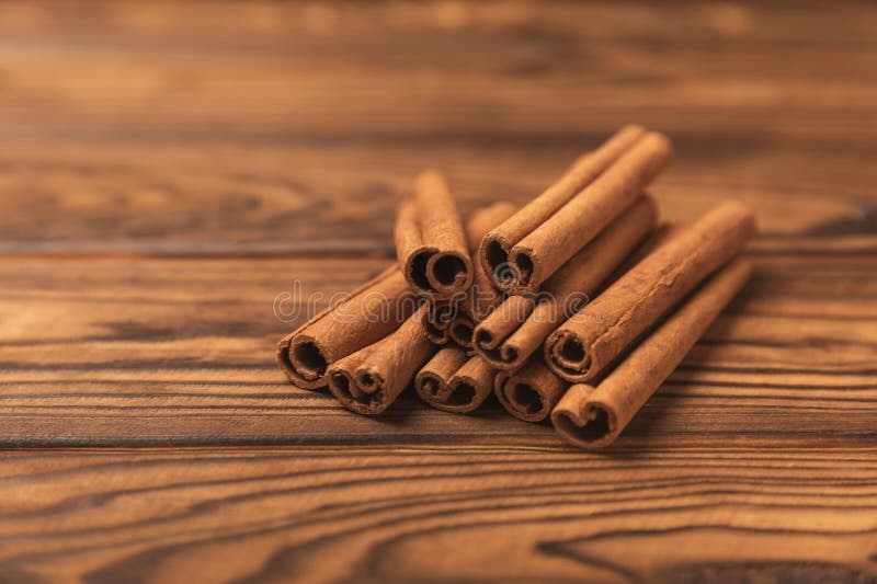 质地质的木背景中的肉桂条. 免版税库存图片