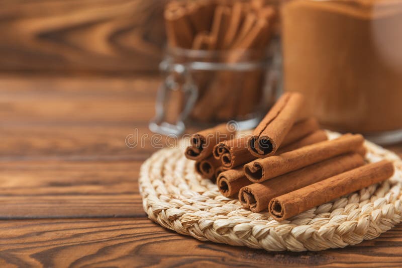 质地质的木背景中的肉桂条. 库存照片
