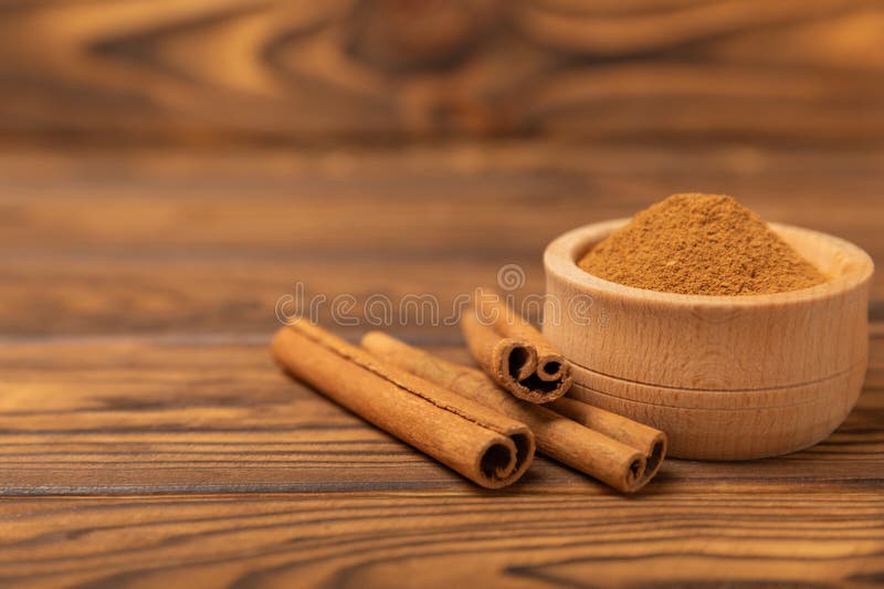 质地质的木背景中的肉桂条. 免版税库存图片