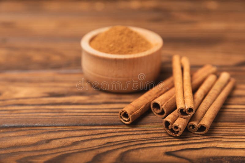 质地质的木背景中的肉桂条. 免版税库存图片