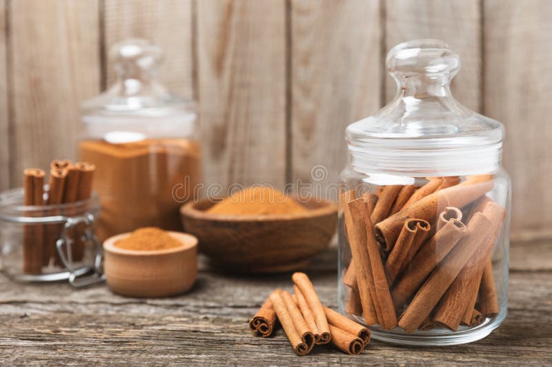 质地质的木背景中的肉桂条. 免版税库存照片